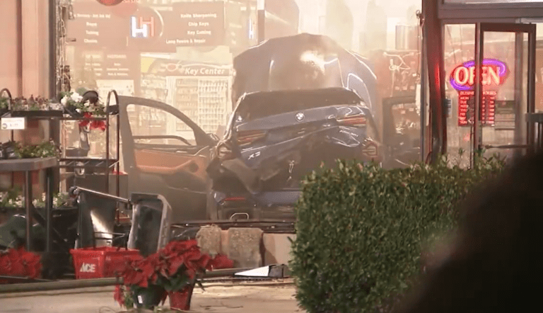 寶馬衝入營業中商店幸無人傷