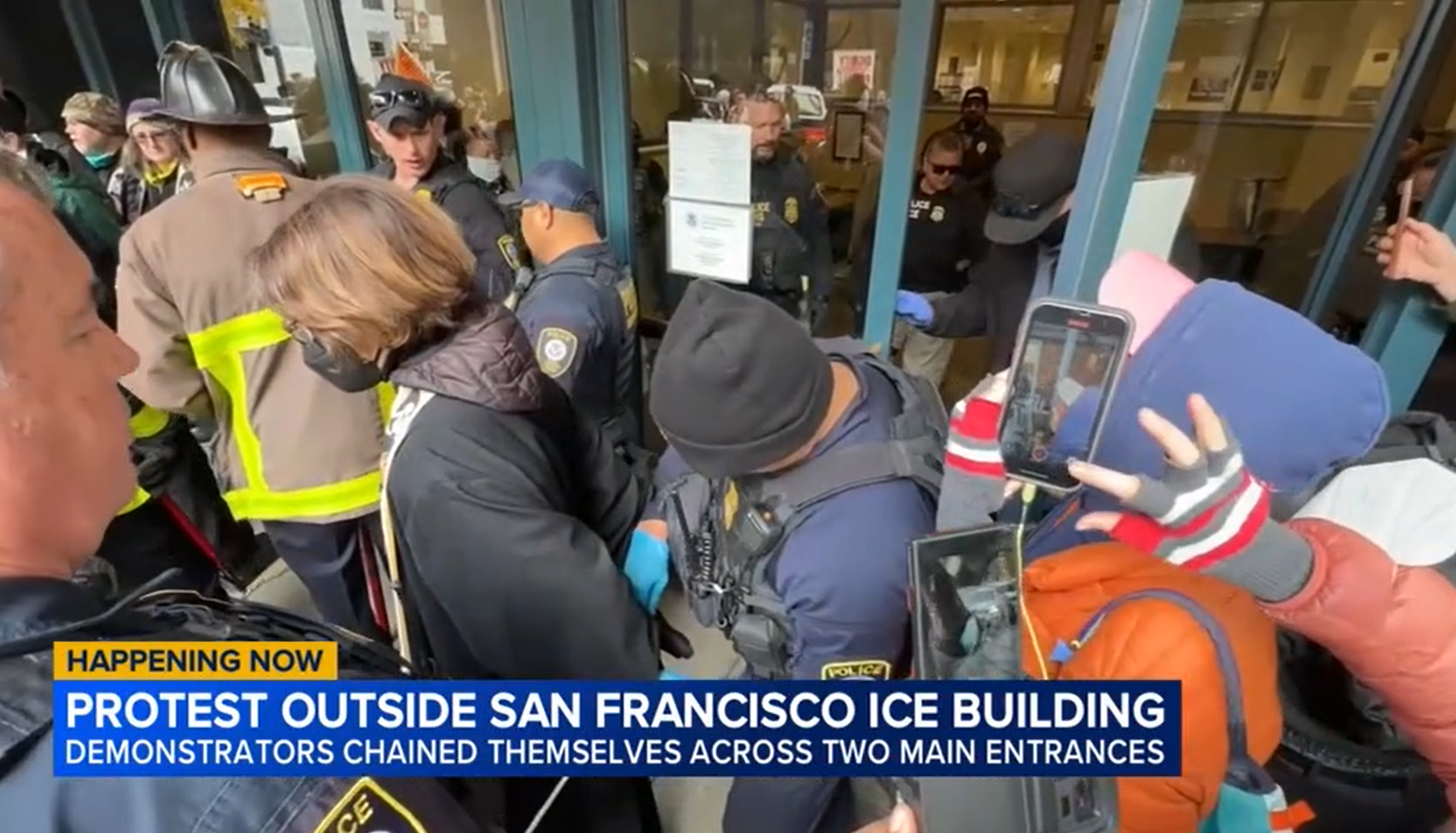 當局驅散大樓門前示威者。ABC電視畫面