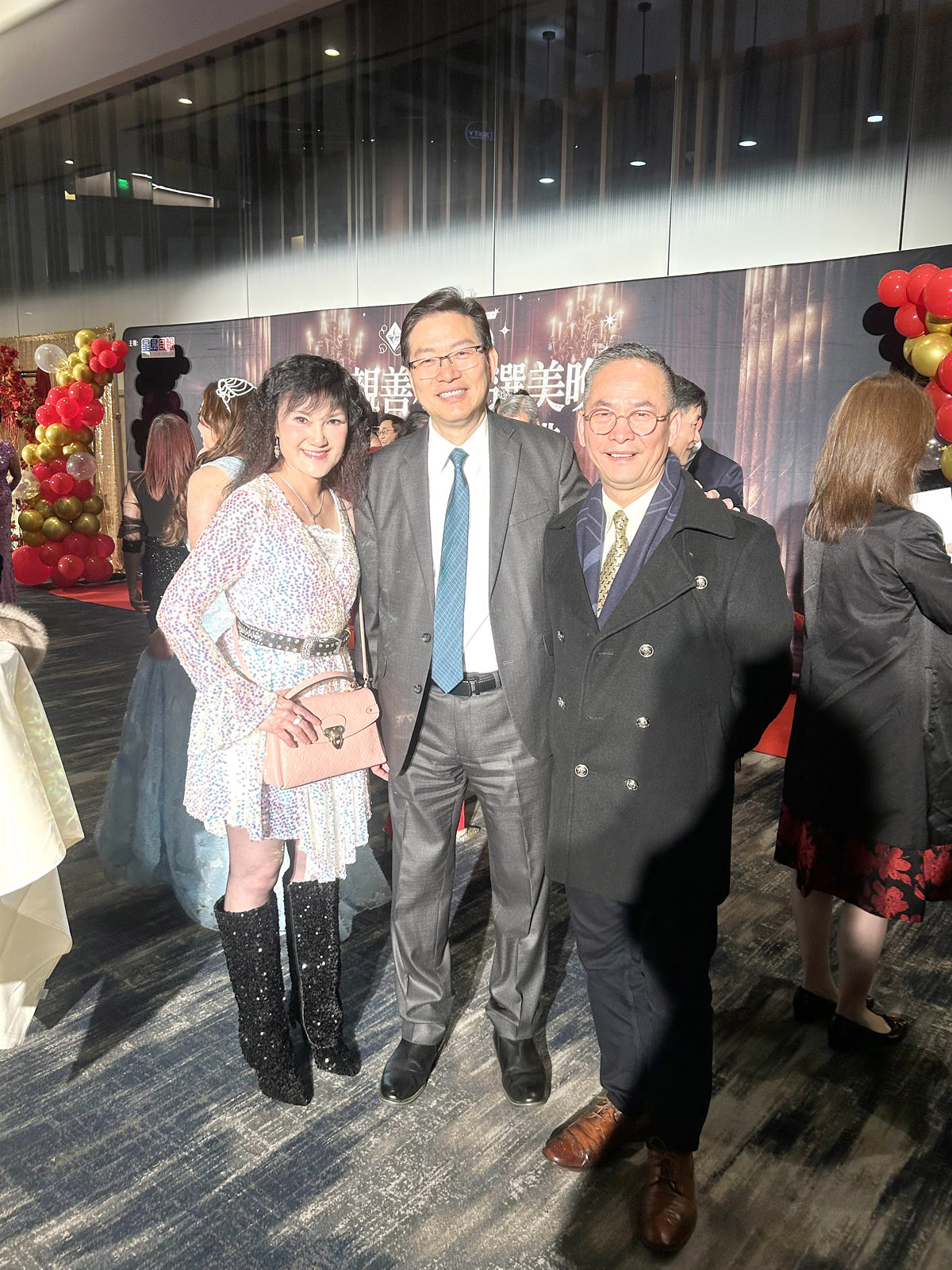 照片由左至右-星島中文電台總監葉麗玲、星島日社長梁建鋒、一品包餃王總裁Michael 邵