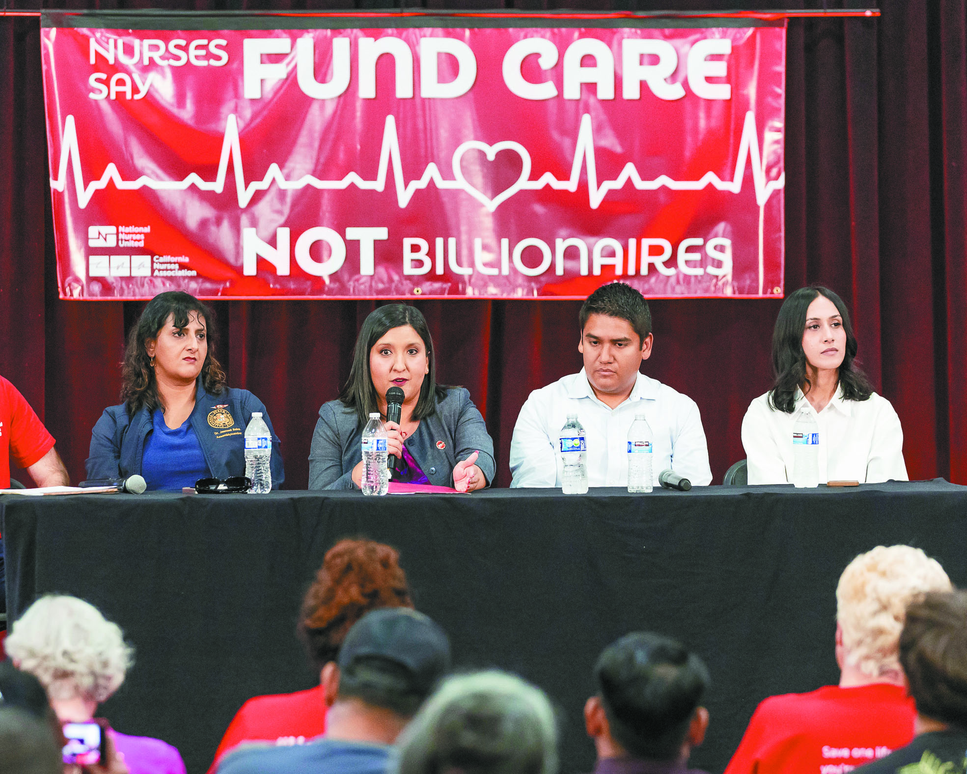 班恩斯（左一）和維勒加斯（右二）今年8月出席一場有關「大而美法案」對醫療保健影響的社區大會。美聯社資料圖片