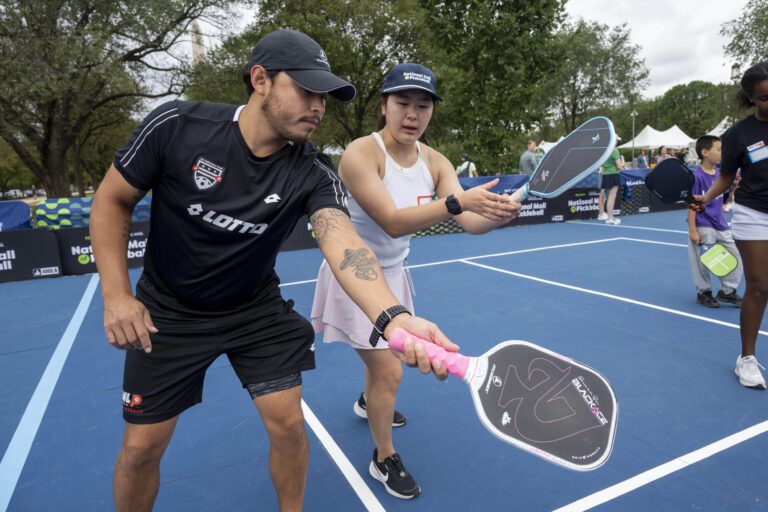 加州首創 旅遊小城卡邁爾公共球場禁匹克球