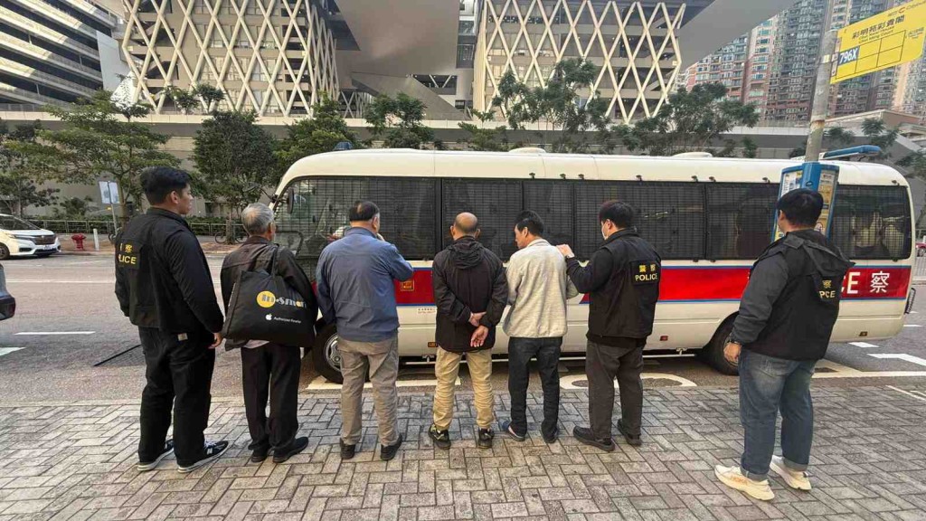 將軍澳彩明苑冚賭檔 警拘4名六旬漢檢啤牌賭款