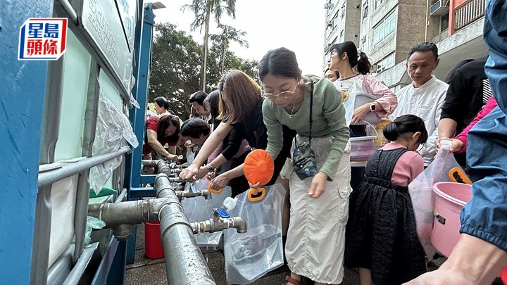 冬至斷水!上水天平邨3700戶落樓撲水 水務署搶修爭取凌晨恢復供水
