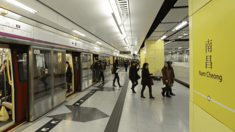 港鐵南昌站悲劇｜59歲男乘客列車上暈倒 送院搶救後不治