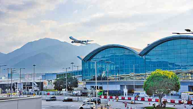 23歲內地男機場墮樓不治,珍惜生命刻不容緩 23歲內地男機場墮樓不治,珍惜生命刻不容緩