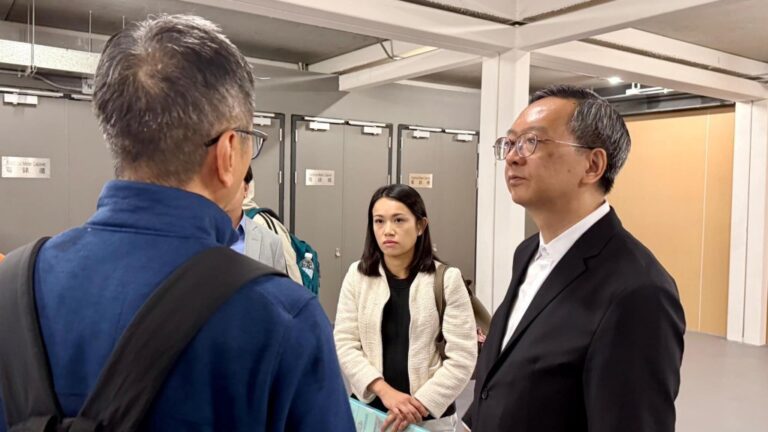 宏福苑大火後｜房屋局副局長戴尚誠視察過渡屋 確保單位設備齊全助居民安頓