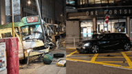 香港巴士與私家車相撞，衝毀燈柱與鐵欄