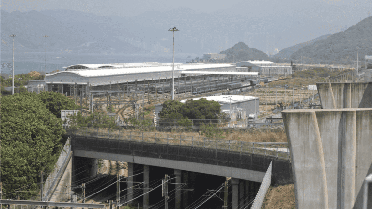 港鐵東涌綫欣澳站附近路軌現裂縫，機場快綫受影響，預計延誤5-8分鐘