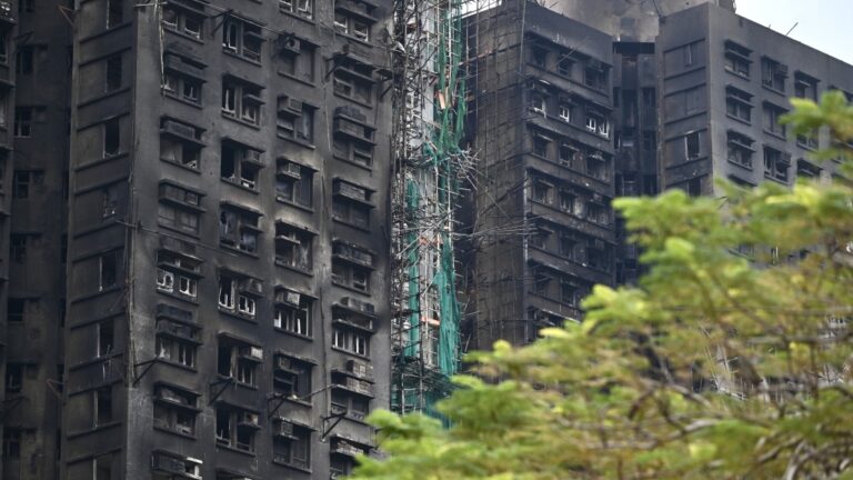 宏福苑五級火｜善後工作持續 房署今起移除三廈燒毀棚架