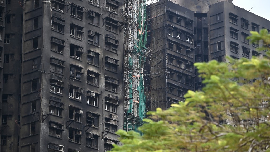 宏福苑五級火｜善後工作持續 房署今起移除三廈燒毀棚架