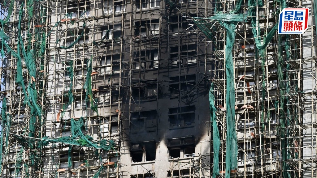 宏福苑五級火｜居民怒轟後樓梯玻璃窗變木板 疑阻礙逃生釀慘劇 房屋局：正聯同執法部門調查