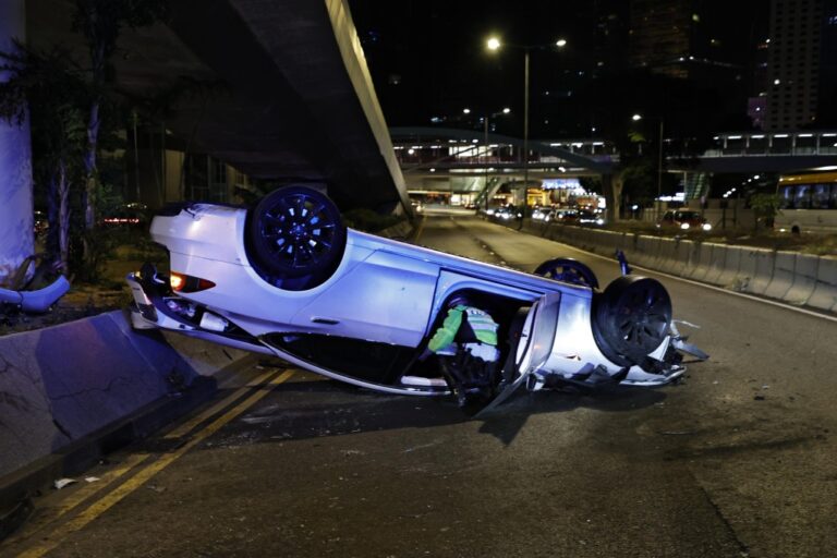 灣仔夏愨道驚險車禍！私家車自炒四輪朝天 男司機面部受傷送院