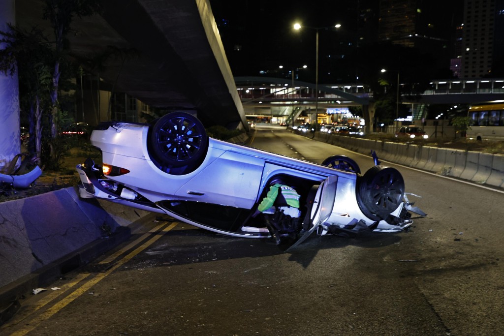 灣仔夏愨道驚險車禍！私家車自炒四輪朝天 男司機面部受傷送院