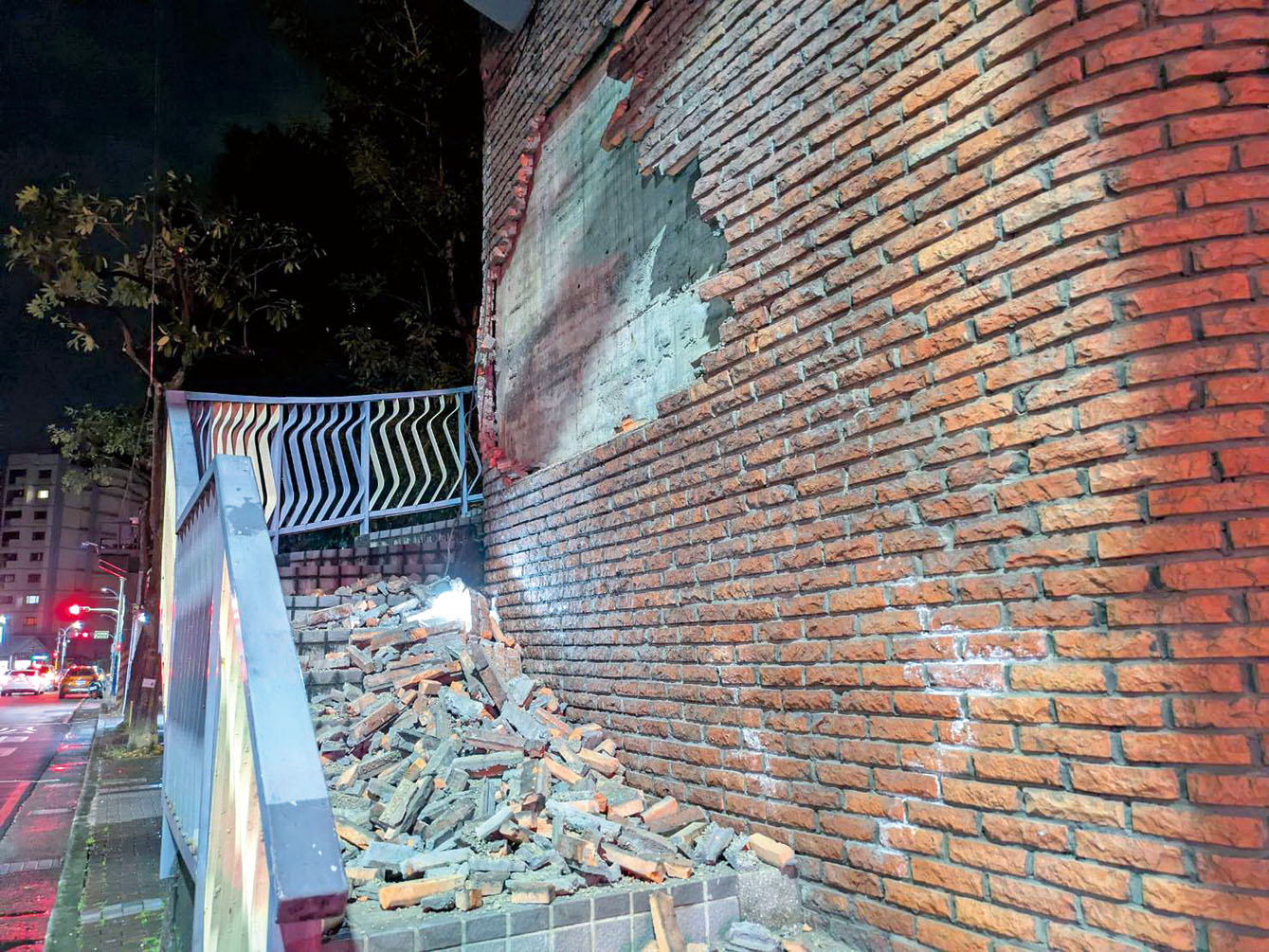 新北市新莊區丹鳳高中前的龍安陸橋疑似受地震影響，大批紅磚剝落並散落在階梯上。中央社