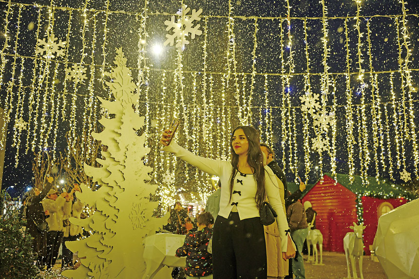 在伊斯坦布爾，有民眾與聖誕裝飾合照。路透社