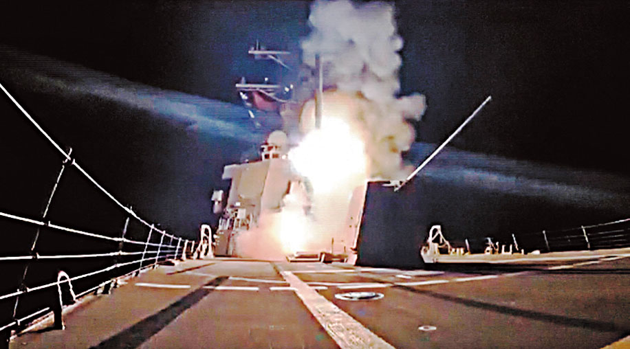 美國防部發布視頻，顯示在夜間發射了一枚導彈。 路透社