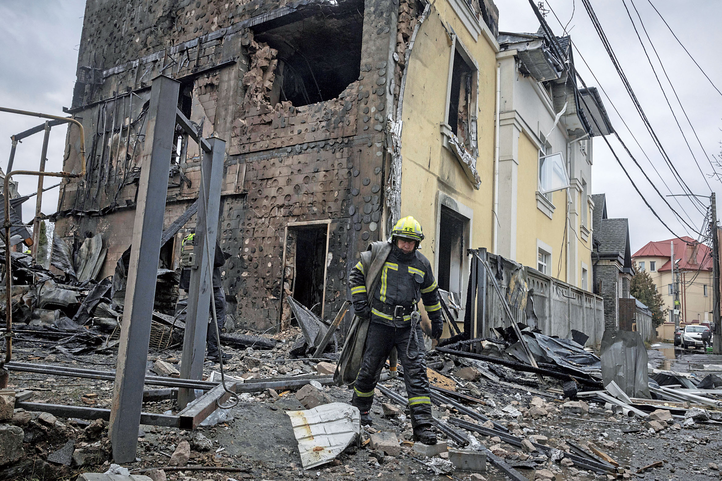 基輔一棟大樓在俄軍空襲後，一片狼藉。路透社