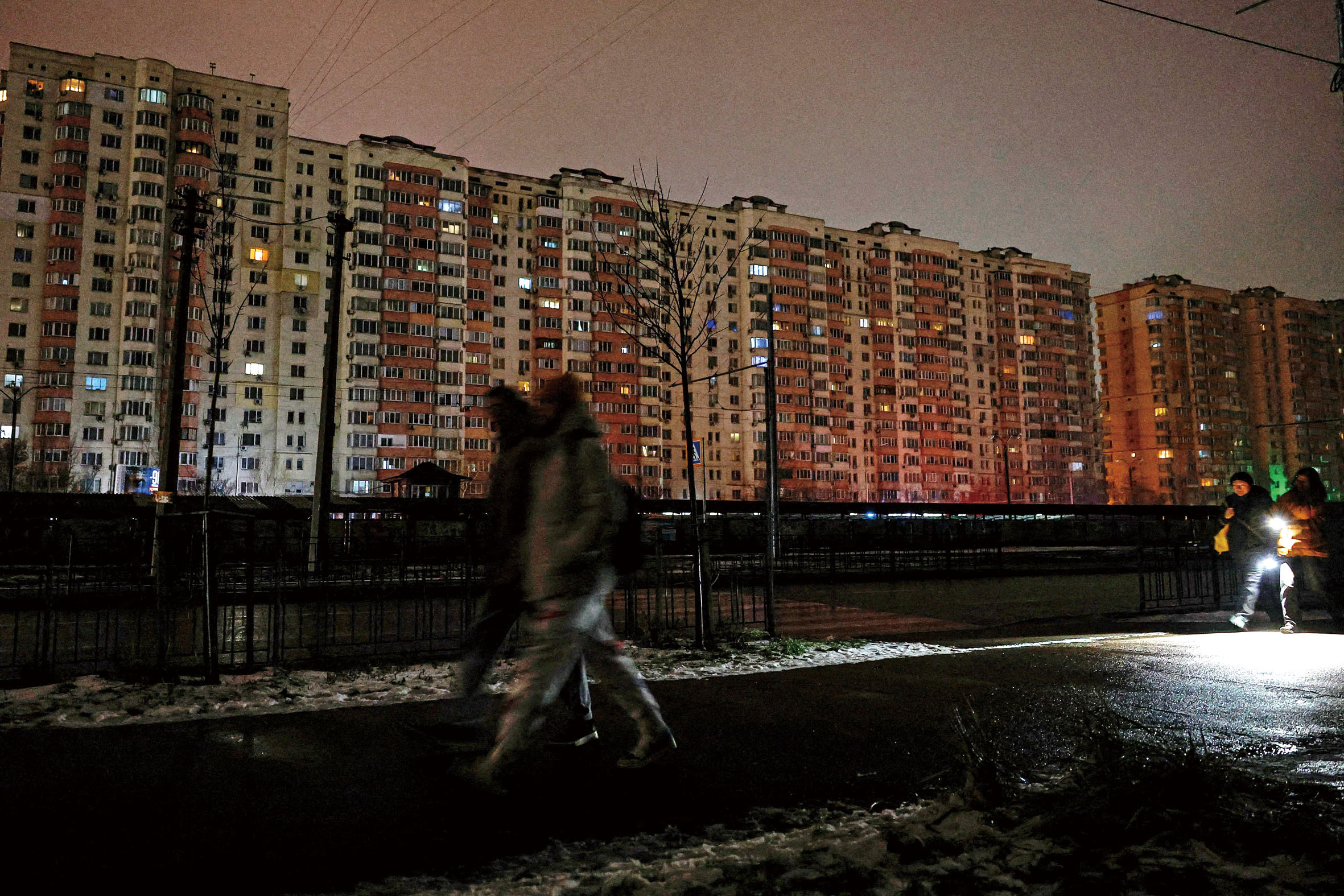 停電後，民眾走在漆黑的街道上。路透社