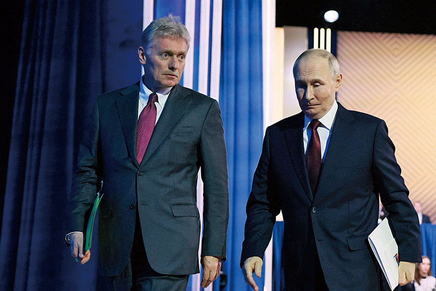 俄羅斯總統新聞秘書佩斯科夫25日表示,俄方將普京的決定繼續與美方溝通最新版俄烏「和平計劃」草案,圖為佩斯科夫與普京近日一起出席記者會。路透社