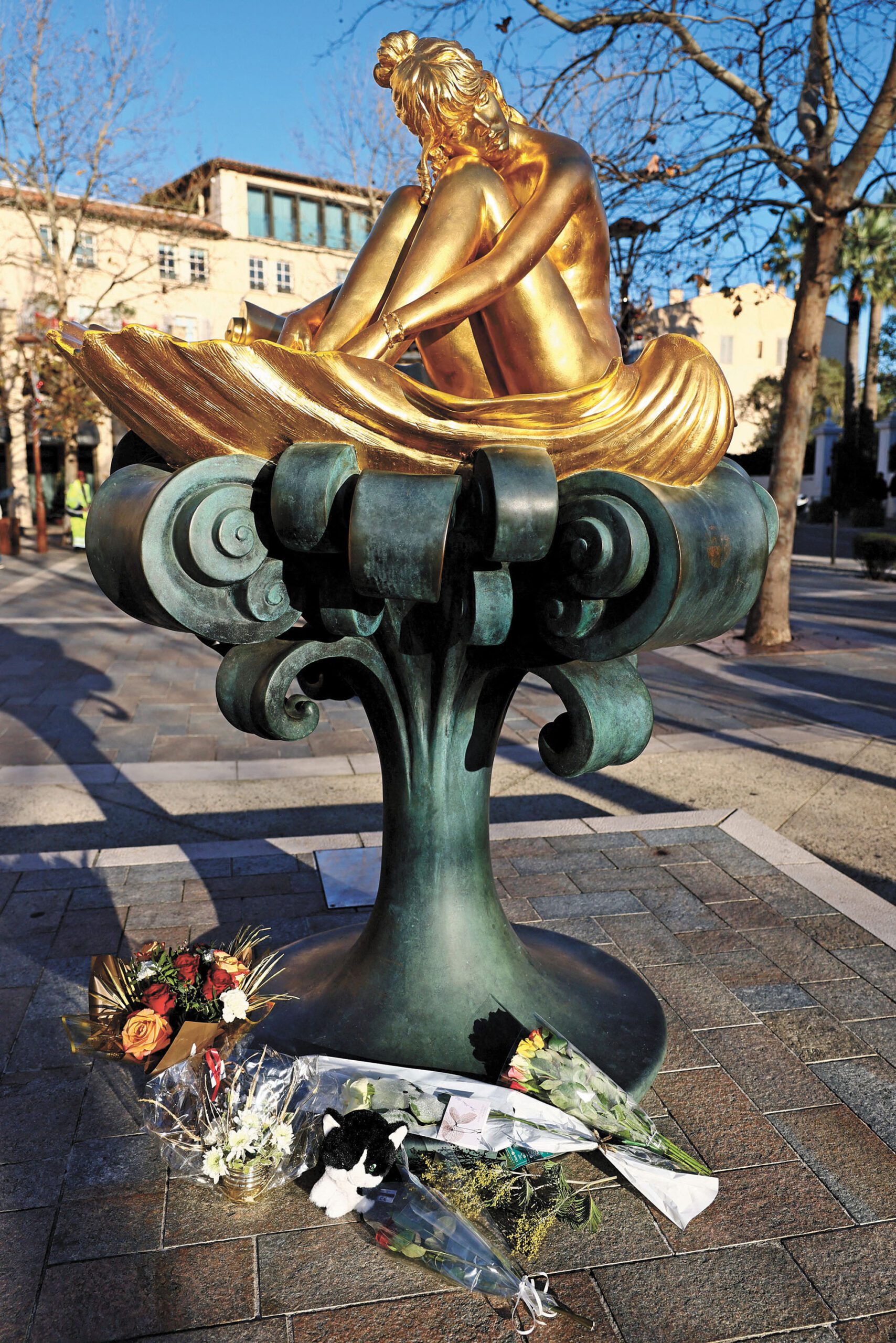 在法國聖特羅佩的布朗基廣場，人們在碧姬芭鐸的雕像下獻花。路透社