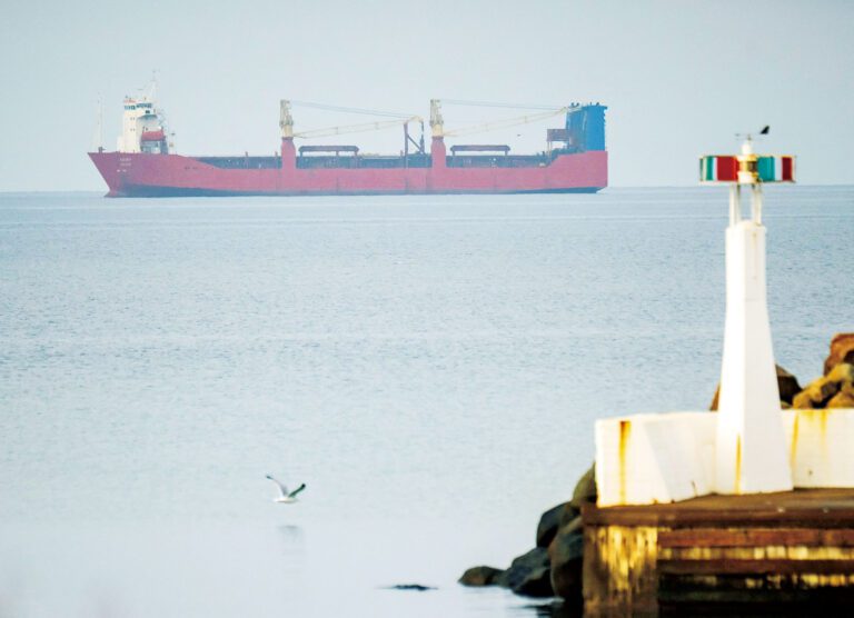 俄貨輪停留瑞典海域 海關登船檢查