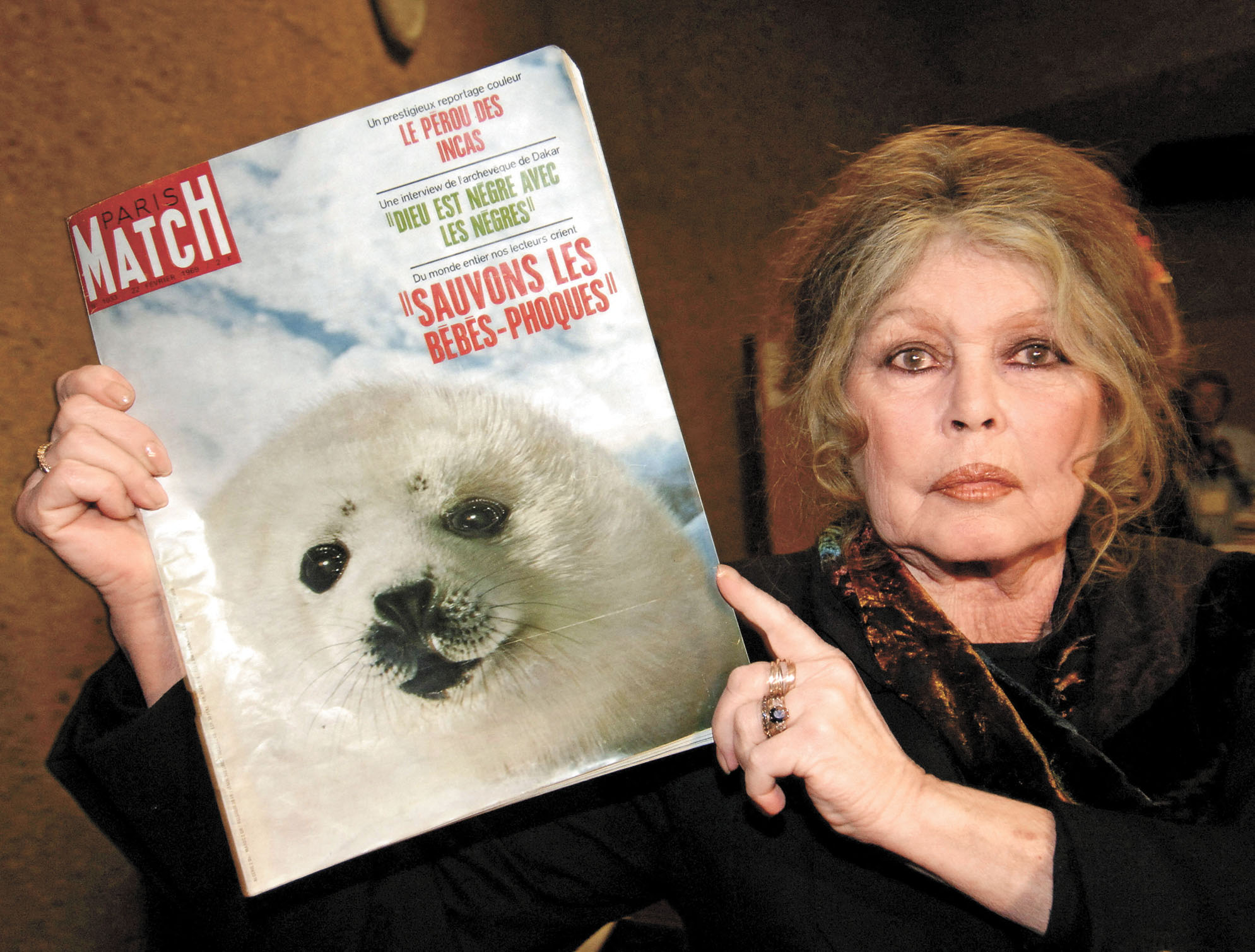 2005年，碧姬芭鐸向加拿大總理請願，要求停止殺戮海豹。路透社資料圖片