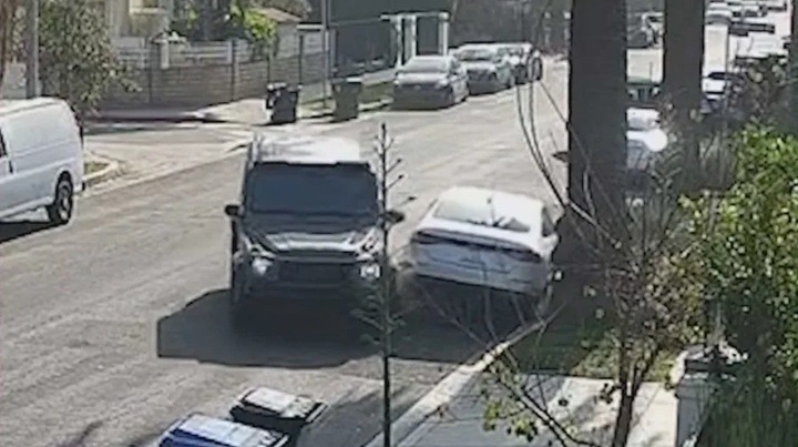 洛杉磯母親駕車猛撞歹徒車 驚險一刻逼退入屋賊