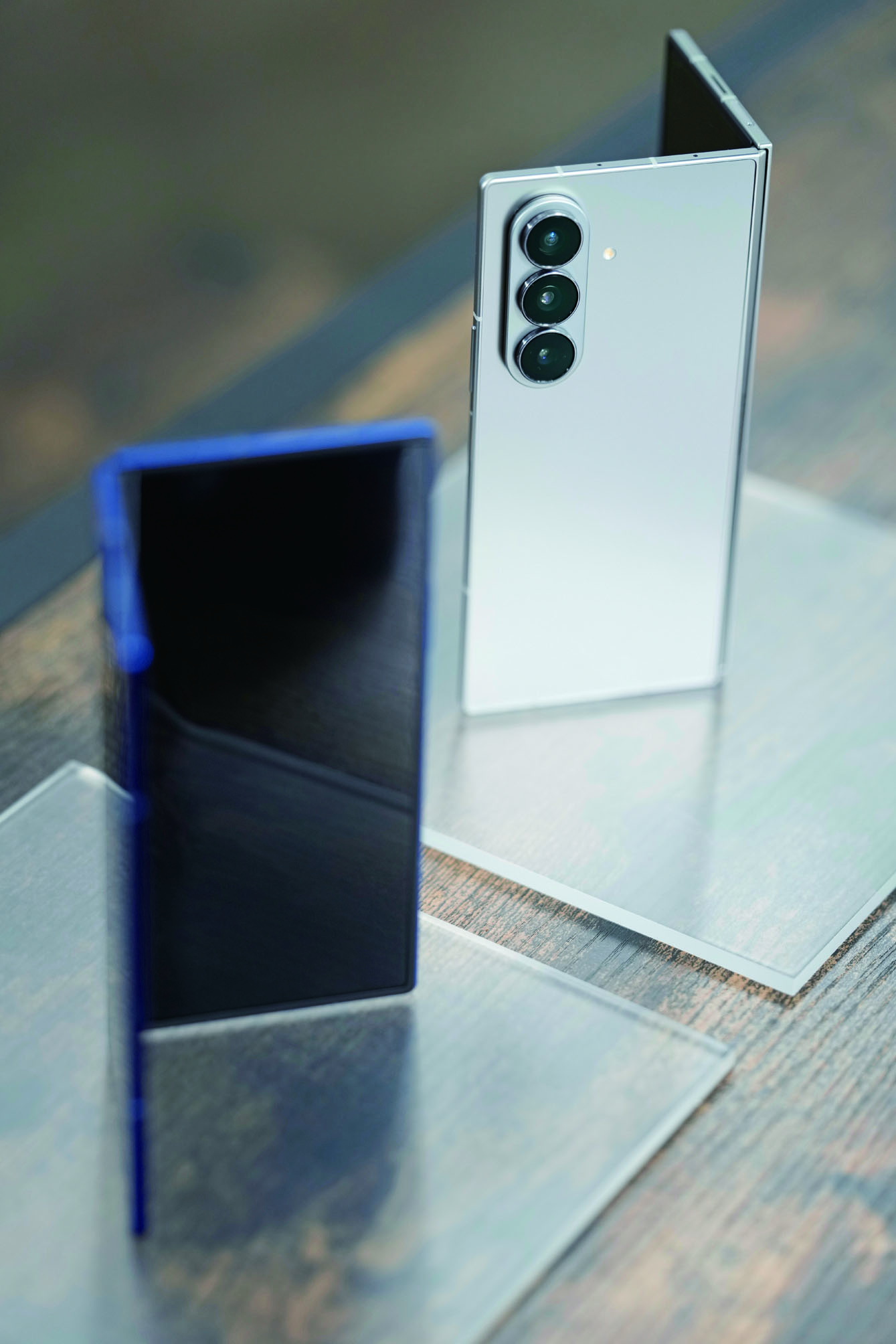 三星是率先進軍折疊手機市場的主要生產商,今年Galaxy Z Fold 7折疊後尺寸和重量近似傳統玻璃直板手機。美聯社資料圖片