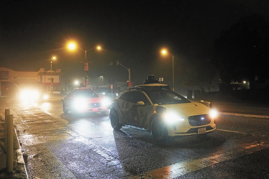 Waymo無人車在三藩市大停電期間難以應對紅綠燈失靈，廣受關注，Waymo稱已發出軟件更新。美聯社資料圖片