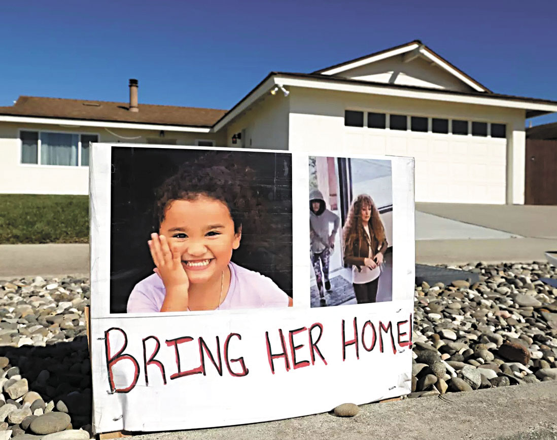 在阿什莉·巴扎德的女兒失踪後,人們在她位於聖塔巴巴拉縣的家門外張貼尋人啟事。洛杉磯時報