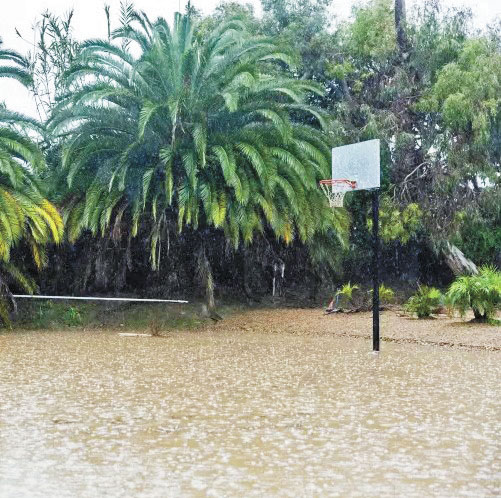 位於文杜拉的文杜拉海灘房車度假村的遊樂區被洪水淹沒。洛杉磯時報