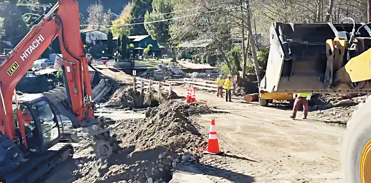 出動重型機械幫助搭建一座臨時橋樑。洛杉磯時報