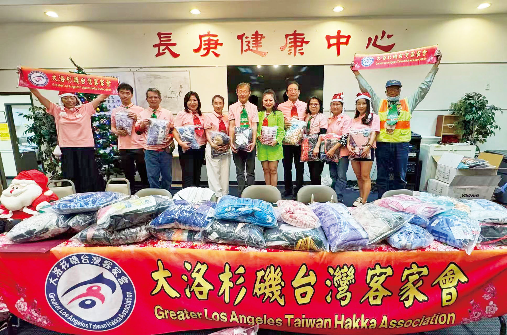 大洛杉磯台灣客家會，長庚老人中心寒冬送暖。記者陸新攝
