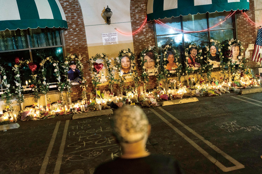 案發後，一名男子在蒙市的舞星舞廳外的紀念碑前悼念。美聯社/資料照片