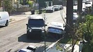 洛杉磯母親駕車猛撞歹徒車  驚險一刻逼退入屋賊