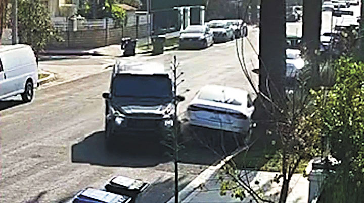 監控畫面拍下洛杉磯一名母親火速趕回住家,駕車撞上竊賊所使用的逃逸車輛。美聯社