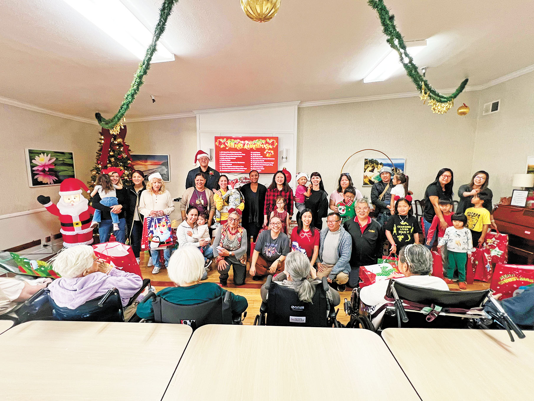蒙市 Monterey Park Convalescent Hospital (Nursing home）慰問大合照。主辦方提供