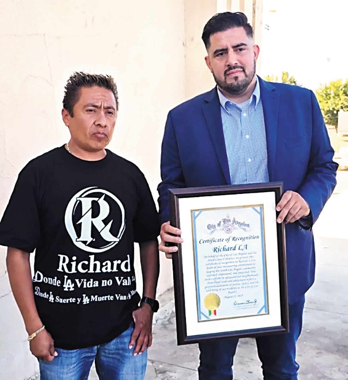 帕里亞斯接受洛杉磯市頒發的表彰證書。洛杉磯時報