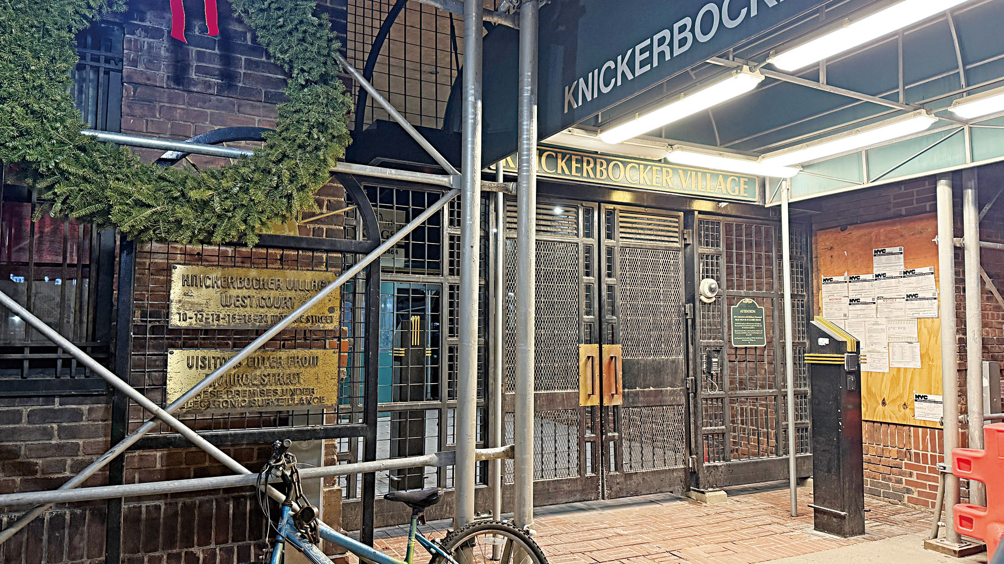 門羅街18號公寓日前發生弒母血案，涉案人員在逃。