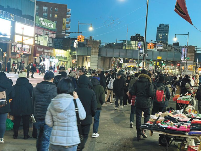 平安夜法拉盛熱鬧依舊   緬街人潮湧動