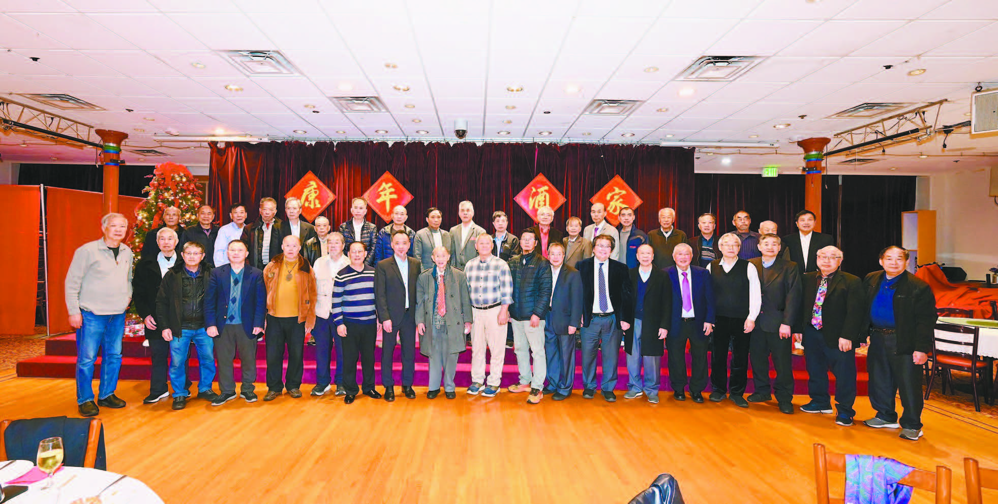 寧陽總會館主席鄺健昌、副主席伍彥文、通事李兆權；資深董事伍璇燦；候任主席朱明沾、副主席胡偉良、通事譚卓權暨商董大合影。馬紅兵攝