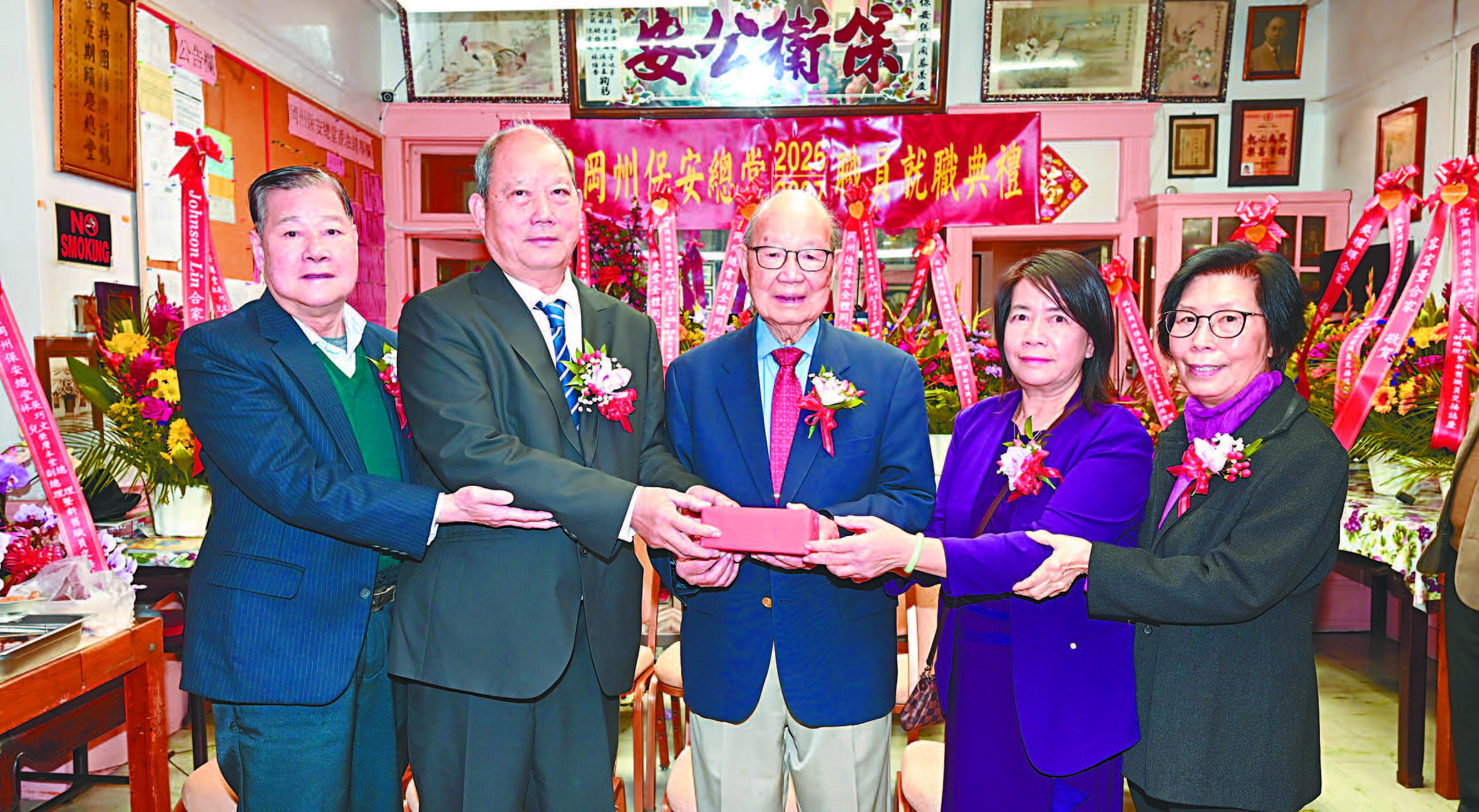 顧問劉志明（中）主持交接，新任總理吳巧文（右2）、副總理林兒（右1）、評議長陳社烈（左1）從滿任總理吳池樂（左2）手中接過印信，履新就職。馬紅兵攝