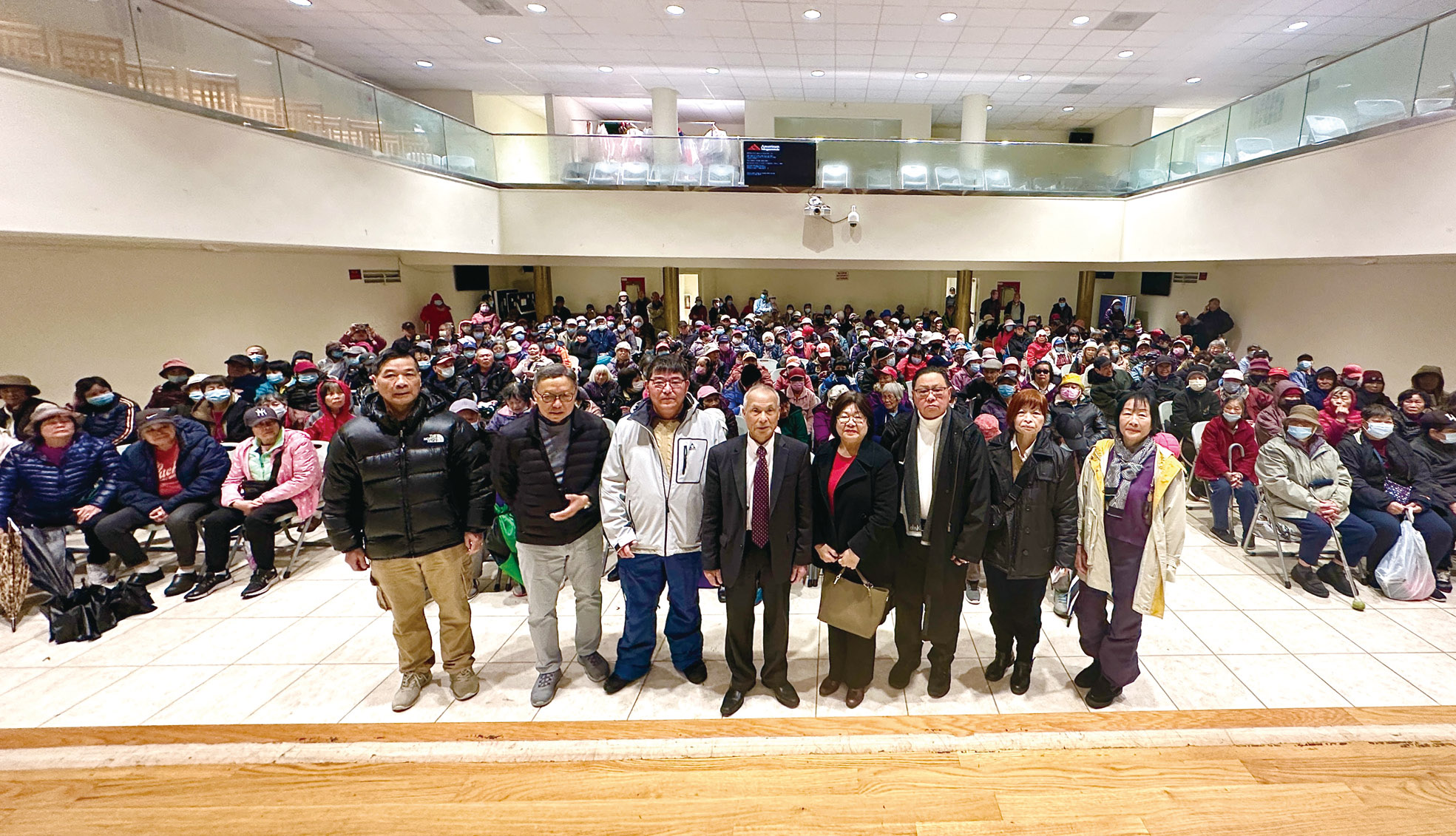 中華總會館總董、主席團、通事暨商董在現場安排長者耆英有序進入勝利堂等候派發餐券。