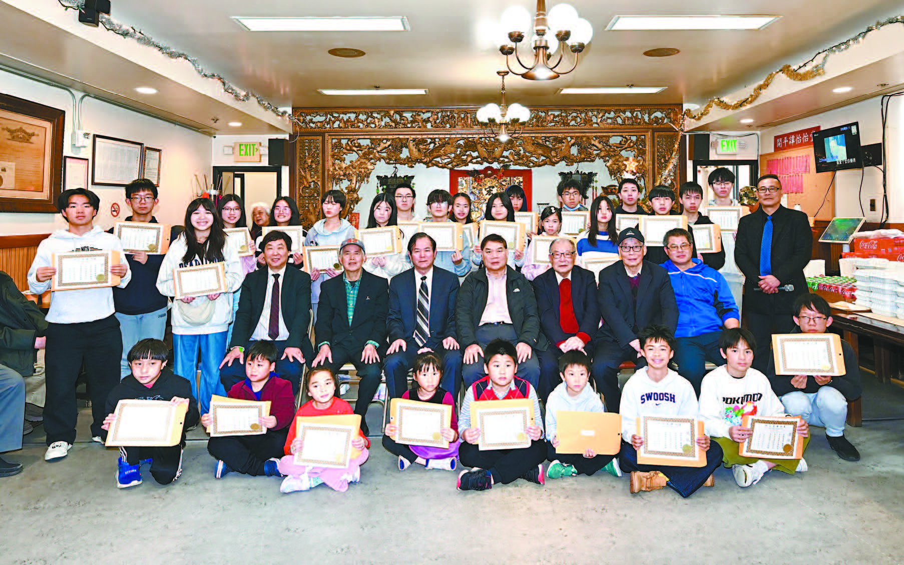 譚家公所首長與大學、高中、初中及小學的獲獎學子大合影。馬紅兵攝