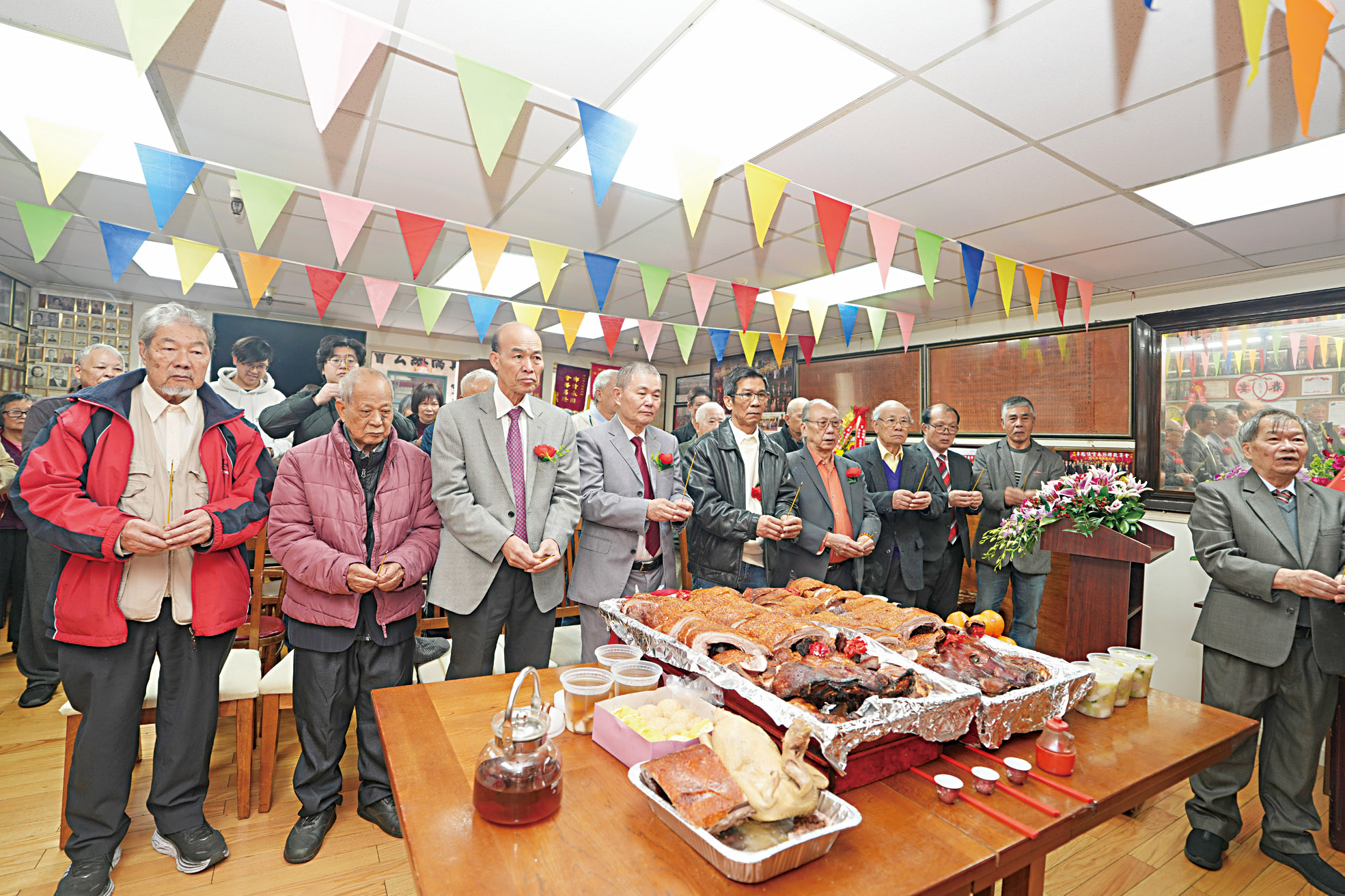 李鳳儀堂首長宗親齊聚禮堂，虔誠祭祖，共緬先賢艱辛創業之功德。蕭強攝