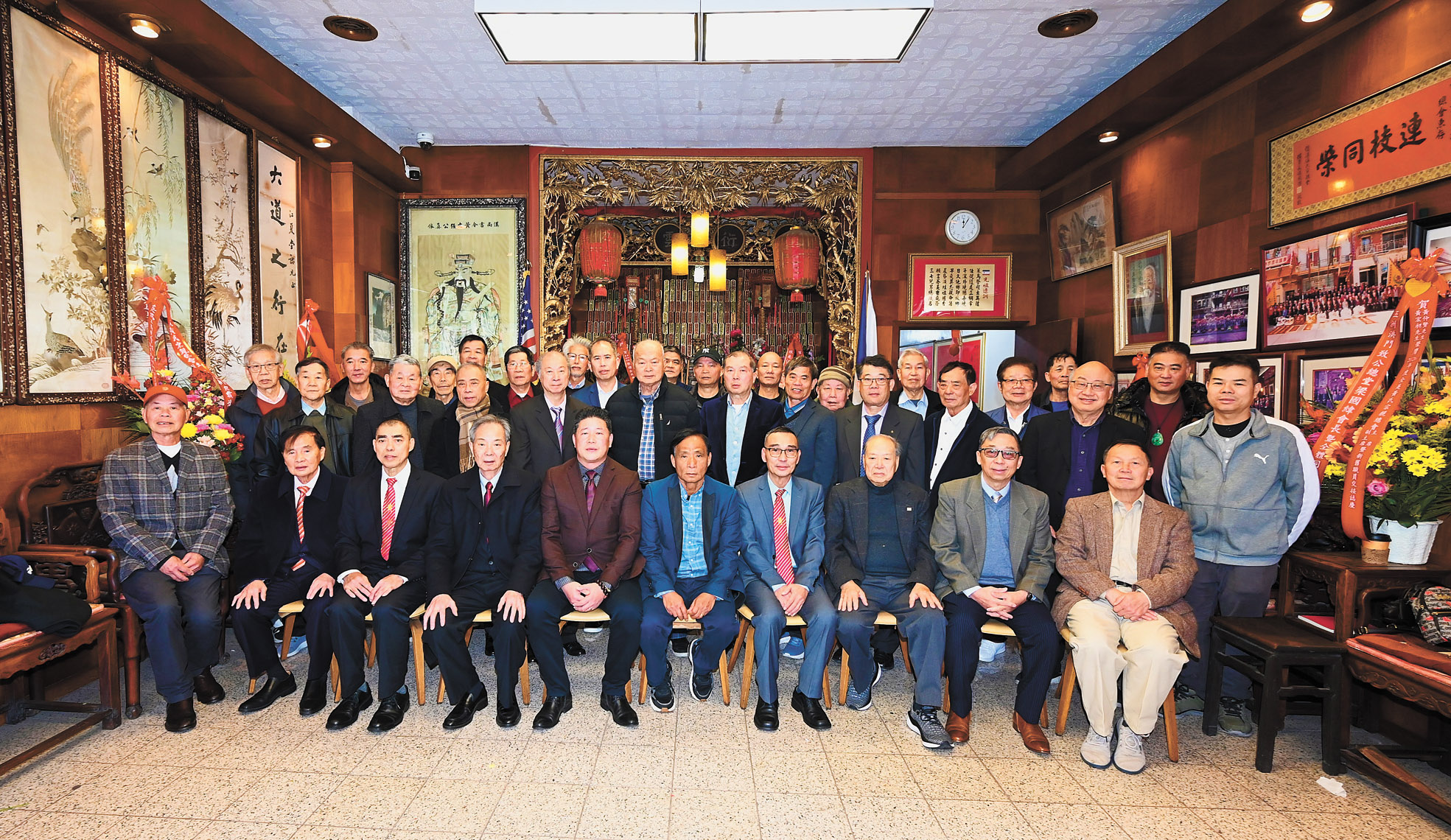 黃氏宗親總會首長職員及宗親大合影。馬紅兵攝