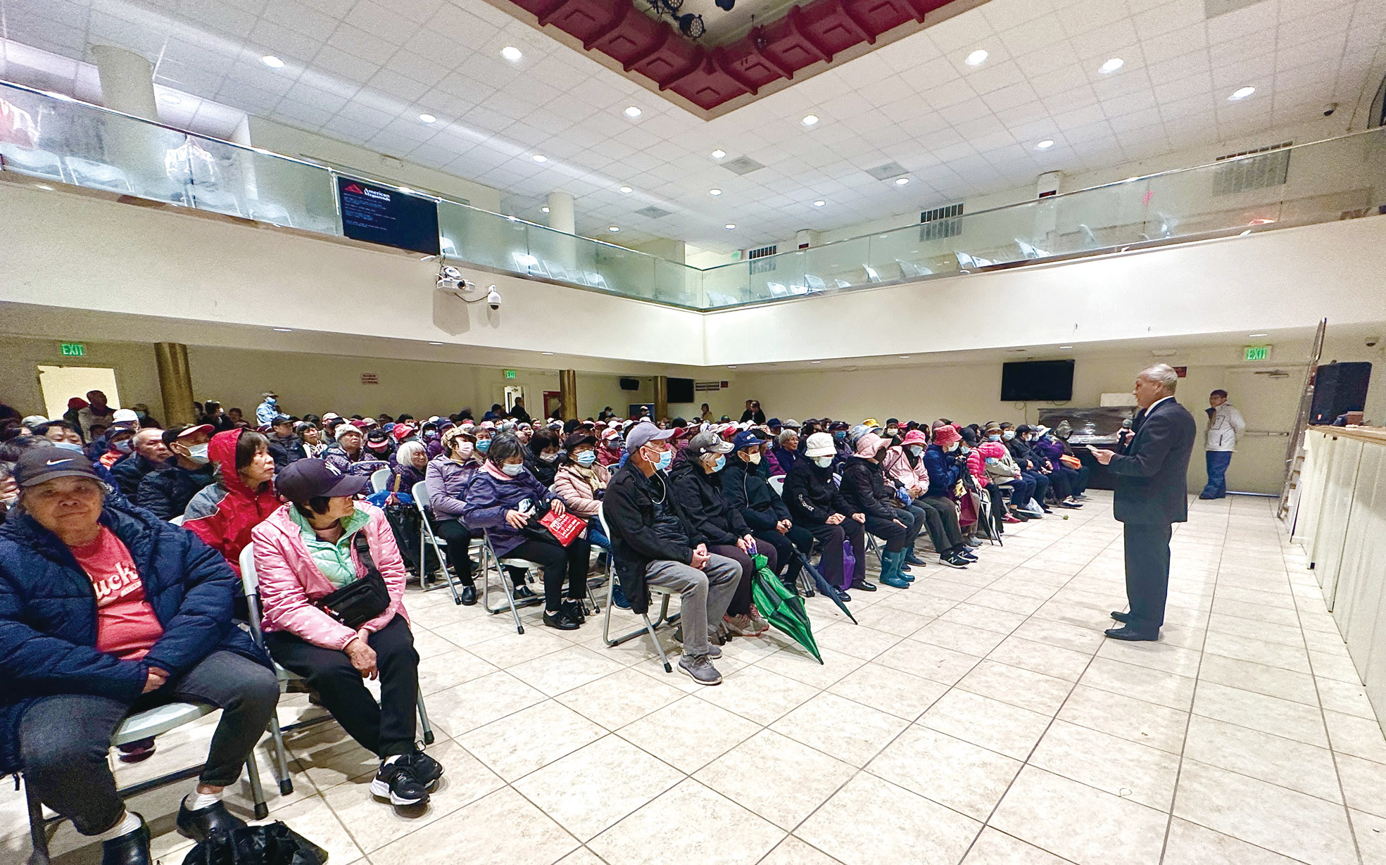 中華總會館總董張逢濯致詞祝福長者耆英聖誕快樂，新年健康平安。