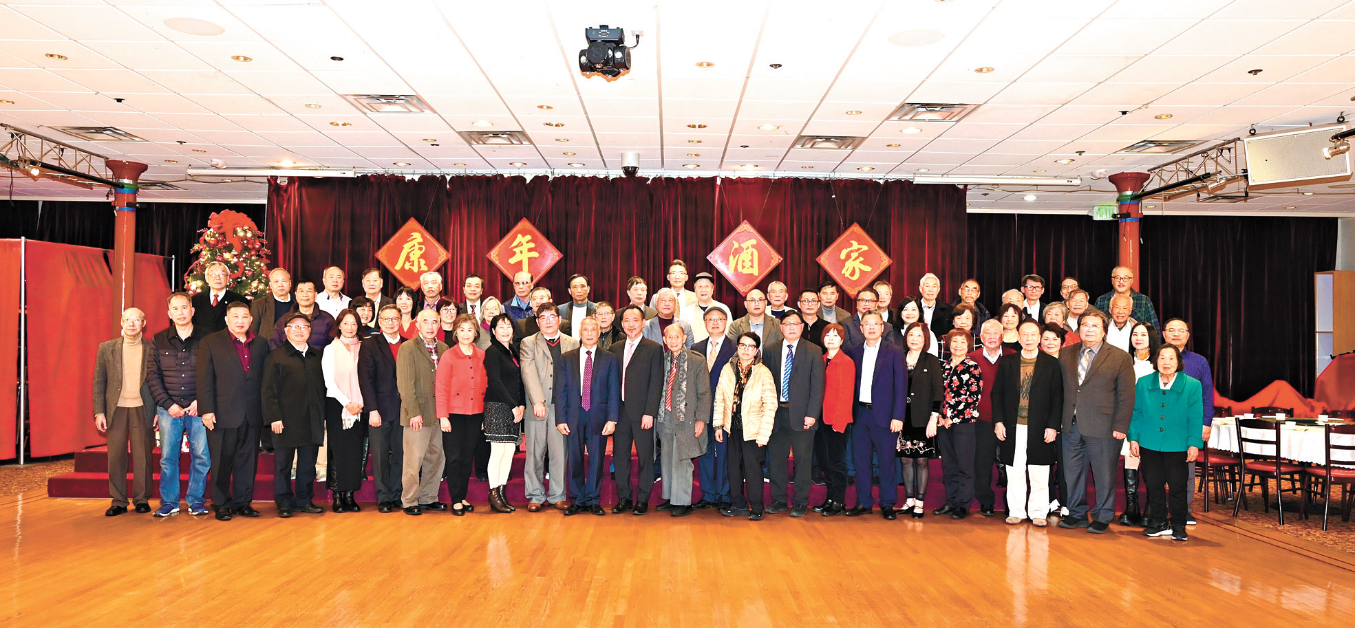 中華總董暨岡州主席張逢濯伉儷、肇慶主席吉鴻雁伉儷、合和主席余健峰伉儷、陽和主席陳國慶伉儷、三邑主席盧炳坤伉儷、人和主席袁耀華伉儷、通事李殿邦伉儷合影。馬紅兵攝