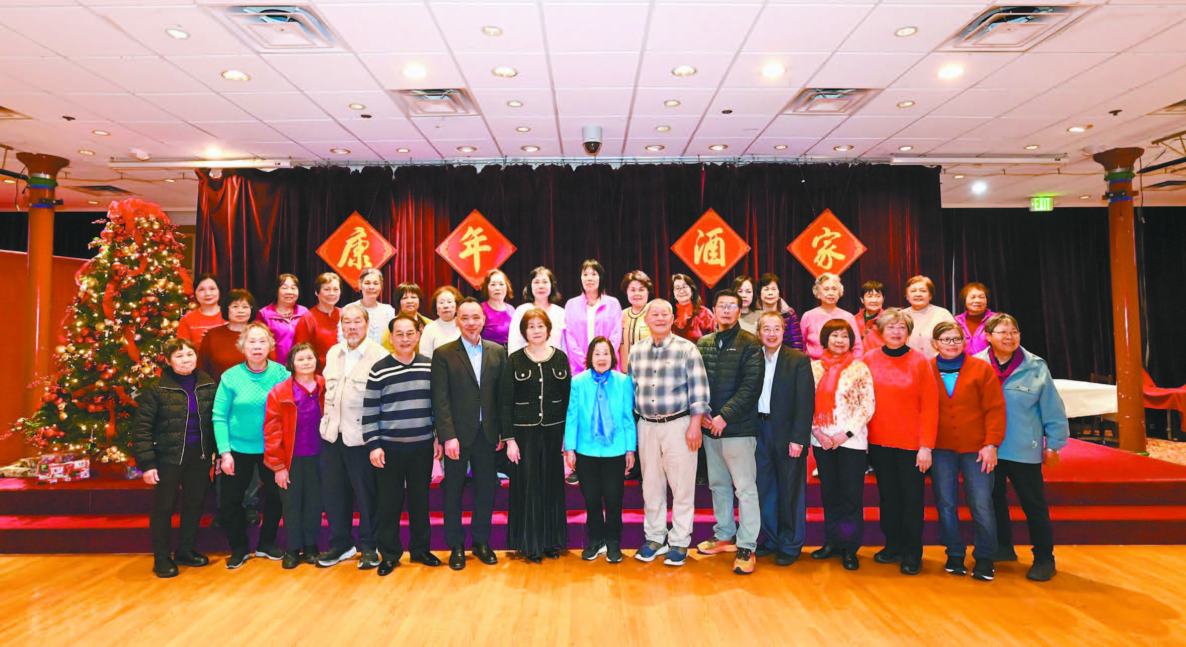 寧陽總會館主席鄺健昌、副主席伍彥文、通事李兆權；資深董事伍璇燦；候任主席朱明沾、副主席胡偉良、通事譚卓權與商董夫人大合影。馬紅兵攝