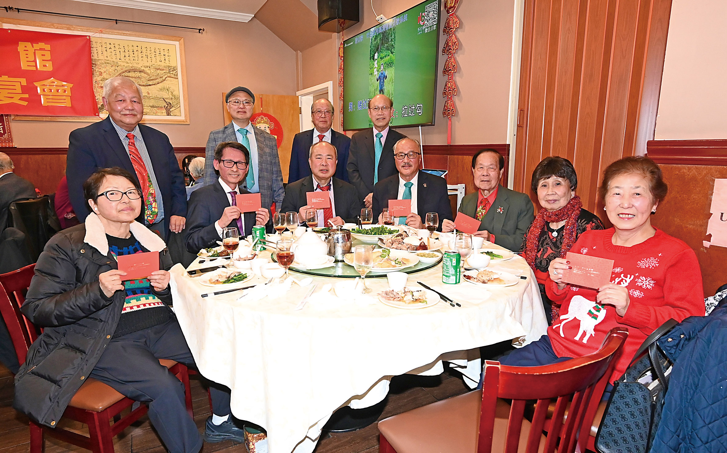 主席余健峰、通事潘強淋；前任通事余永源、書記余華湘向前任主席及夫人派發聖誕禮物。馬紅兵攝